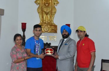 राजभवन में बैडमिंटन खिलाड़ी लक्ष्य सेन को स्मृति चिन्ह देकर सम्मानित करते हुए राज्यपाल लेफ्टिनेंट जनरल गुरमीत सिंह (से नि)।