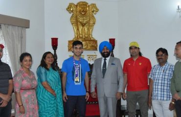 Governor Lt Gen Gurmeet Singh (R) with badminton player Lakshya Sen at Raj Bhavan.