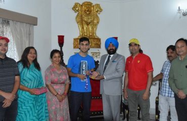 Governor Lt Gen Gurmeet Singh (R) with badminton player Lakshya Sen at Raj Bhavan.