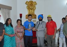 Governor Lt Gen Gurmeet Singh (R) with badminton player Lakshya Sen at Raj Bhavan.;?>