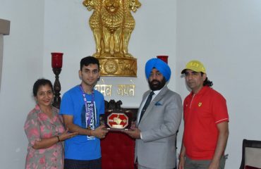 Governor Lt Gen Gurmeet Singh (R) felicitating badminton player Lakshya Sen with a memento at Raj Bhavan.