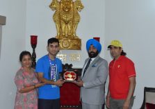 Governor Lt Gen Gurmeet Singh (R) felicitating badminton player Lakshya Sen with a memento at Raj Bhavan.