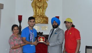 Governor Lt Gen Gurmeet Singh (R) felicitating badminton player Lakshya Sen with a memento at Raj Bhavan.