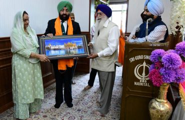 Gurdwara Management Committee honoring the Governor with a memento.