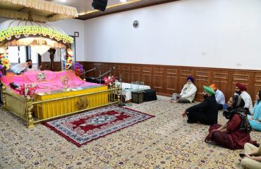 Governor praying for the prosperity and prosperity of the people of the state by offering prayers at the Gurudwara in Nainital.