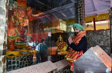 नैनीताल स्थित मां नयना देवी मंदिर में सपरिवार पूजा-अर्चना करते हुए राज्यपाल।