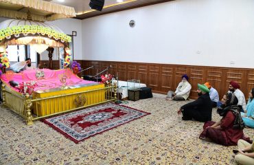 नैनीताल स्थित गुरूद्वारे में सपरिवार मत्था टेककर प्रदेश वासियों की समृद्धि और खुशहाली के लिए कामना करते हुए राज्यपाल।