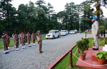 राजभवन नैनीताल पहुंचने पर राज्यपाल को गार्ड ऑफ ऑनर दिया गया।