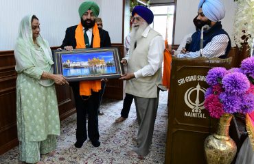 राज्यपाल को स्मृति चिन्ह देकर सम्मानित करते हुए गुरूद्धारा प्रबंध कमेटी।