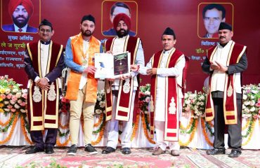 Governor along with Higher Education Minister Dr. Dhan Singh Rawat presenting the degree to the student on the occasion of the 17th Convocation of Kumaun University held in DBS campus.
