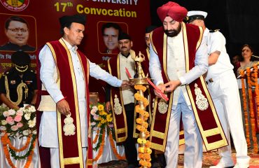 डी.बी.एस परिसर में आयोजित कुमाऊं विश्वविद्यालय के 17वें दीक्षांत समारोह का दीप प्रज्ज्वलित कर शुभारंभ करते हुए राज्यपाल साथ में उच्च शिक्षा मंत्री डॉ. धन सिंह रावत।