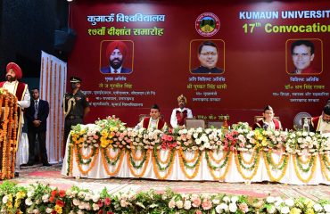 डी.बी.एस परिसर में आयोजित कुमाऊं विश्वविद्यालय के 17वें दीक्षांत समारोह के अवसर पर कार्यक्रम को संबोधित करते हुए राज्यपाल।