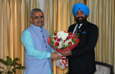 राज्यपाल से मेयर सुनील उनियाल गामा और कैंट बोर्ड देहरादून के सीईओ अभिनव सिंह ने मुलाकात की।