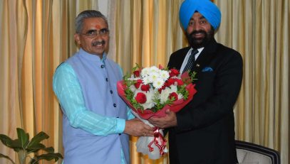 Mayor Sunil Uniyal Gama and Cantt Board Dehradun CEO Abhinav Singh met the Governor.
