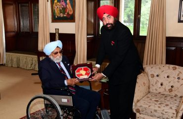 Governor Lt Gen Gurmeet Singh (R) honoring Squadron Leader (Sr) DS Majithia with a memento at Raj Bhavan.