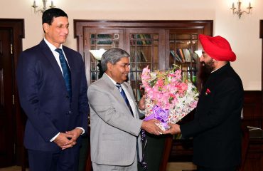 राज्यपाल से मुलाकात करते हुए सशस्त्र बल न्यायाधिकरण के न्यायिक सदस्य जस्टिस उमेश चन्द्र श्रीवास्तव व प्रशासनिक सदस्य वाइस एडमिरल अभय रघुनाथ कारवे।