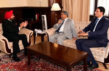 Governor interacting with Justice Umesh Chandra Srivastava, Judicial Member of Armed Forces Tribunal and Vice Admiral Abhay Raghunath Karve