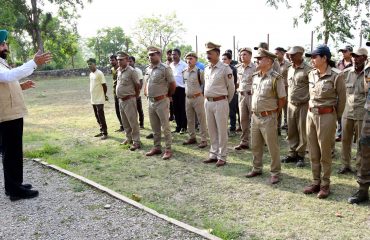 कार्बेट टाइगर रिजर्व में कार्यरत अधिकारियों एवं कर्मचारियों के साथ राज्यपाल