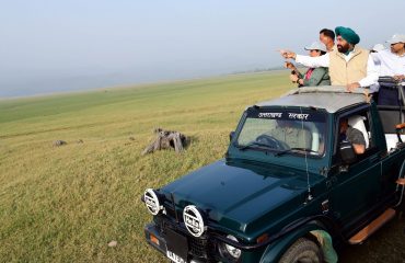 Governor Lt Gen Gurmeet Singh (R) enjoying the family jungle safari at Corbett Tiger Reserve.