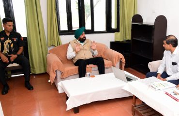 कार्बेट टाइगर रिजर्व के अधिकारियों के साथ बैठक करते हुए राज्यपाल