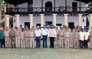 Governor listening to the problems of the employees by meeting the employees working in Corbett Tiger Reserve.