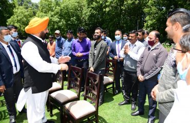 राजभवन में शहीदी दिवस के अवसर पर आयोजित छबील कार्यक्रम के दौरान कर्मचारियों से मुलाकात करते हुए राज्यपाल।