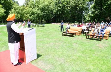 राजभवन में गुरु अर्जुन देव जी के शहीदी दिवस के अवसर पर सम्बोधित करते हुए राज्यपाल।