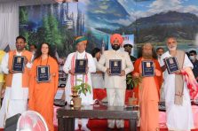 परमार्थ निकेतन, ऋषिकेश में आयोजित कार्यक्रम के अवसर पर राज्यपाल लेफ्टिनेंट जनरल गुरमीत सिंह(से नि) को ‘‘इनसाइक्लोपीडिया ऑफ हिंदुइज्म’’ पुस्तक भेंट की।;?>