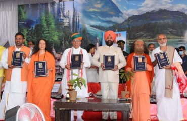 परमार्थ निकेतन, ऋषिकेश में आयोजित कार्यक्रम के अवसर पर राज्यपाल लेफ्टिनेंट जनरल गुरमीत सिंह(से नि) को ‘‘इनसाइक्लोपीडिया ऑफ हिंदुइज्म’’ पुस्तक भेंट की।