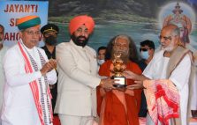 राज्यपाल लेफ्टिनेंट जनरल गुरमीत सिंह (से.नि) को सेना एवं प्रशासनिक क्षेत्र में सर्वश्रेष्ठ कार्य हेतु गंगा वाणी पुरस्कार से सम्मानित करते हुए।;?>