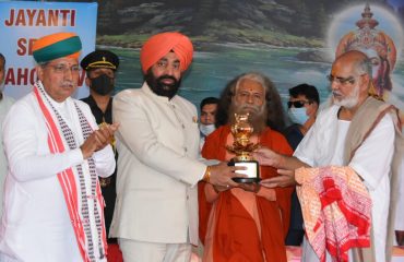 राज्यपाल लेफ्टिनेंट जनरल गुरमीत सिंह (से.नि) को सेना एवं प्रशासनिक क्षेत्र में सर्वश्रेष्ठ कार्य हेतु गंगा वाणी पुरस्कार से सम्मानित करते हुए।