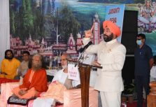 परमार्थ निकेतन, ऋषिकेश में आयोजित कार्यक्रम को संबोधित करते हुए राज्यपाल।;?>