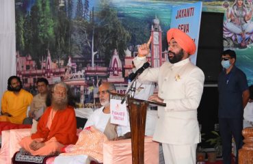 परमार्थ निकेतन, ऋषिकेश में आयोजित कार्यक्रम को संबोधित करते हुए राज्यपाल।