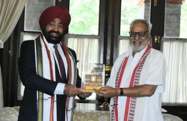 Governor Lt Gen Gurmit Singh (Retd) presenting a replica of Badrinath temple to The Governor of Odisha, Prof. Ganeshi Lal.