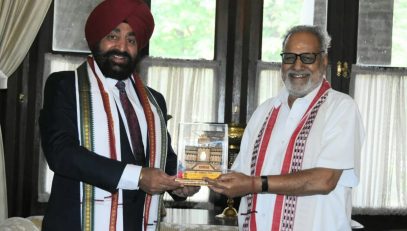Governor Lt Gen Gurmit Singh (Retd) presenting a replica of Badrinath temple to The Governor of Odisha, Prof. Ganeshi Lal.