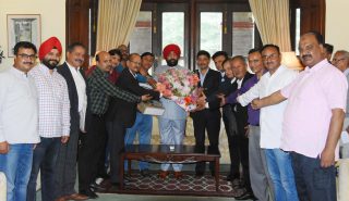 Governor meeting with office bearers of Hotel Association, Vyapar Mandal and Boat House Club of Nainital.