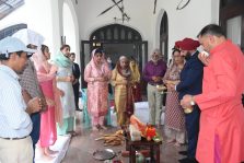 नैनीताल में प्रदेश की समृद्धि एवं खुशहाली के लिए हवन पूजन करते हुए राज्यपाल।;?>