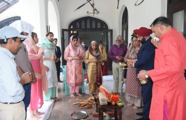 Governor performing Havan for the prosperity and prosperity of the state at Nainital.