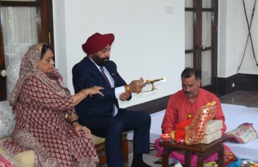 राजभवन नैनीताल में प्रदेश की समृद्धि एवं खुशहाली के लिए हवन पूजन करते हुए राज्यपाल।