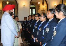 Governor Lt Gen Gurmeet Singh (R) interacting with the students of St. Mary's Convent College, Ramani, Nainital at Raj Bhavan, Nainital.;?>