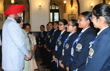 राजभवन नैनीताल में सेंट मैरी कॉन्वेंट कॉलेज रमनी, नैनीताल की छात्राओं से वार्ता करते हुए राज्यपाल।