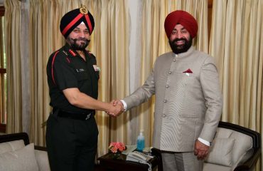 राज्यपाल से राजभवन में शिष्टाचार भेंट करते हुए ले.अमरदीप सिंह भिंडर, जी.ओ.सी , दक्षिण पश्चिमी कमान।