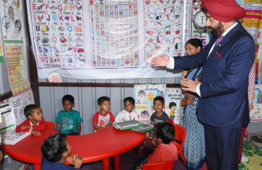 आंगनबाड़ी केन्द्र में बच्चों से मुलाकात करते हुए राज्यपाल लेफ्टिनेंट जनरल गुरमीत सिंह(से नि)।