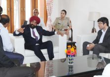 Governor Lt Gen Gurmit Singh (Retd) interacting with Anganwadi workers.;?>