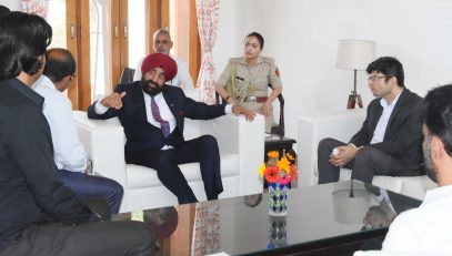 Governor Lt Gen Gurmit Singh (Retd) interacting with Anganwadi workers.