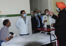 Governor Lt Gen Gurmit Singh (Retd) inquiring about the well being of patients admitted in BD Pandey Government District Hospital, Nainital.;?>