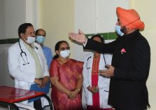 Governor Lt Gen Gurmit Singh (Retd) receiving information from the doctors working in BD Pandey Government District Hospital, Nainital.;?>