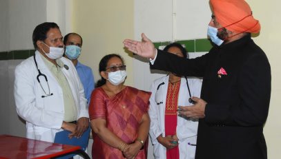 Governor Lt Gen Gurmit Singh (Retd) receiving information from the doctors working in BD Pandey Government District Hospital, Nainital.