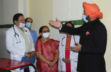 Governor Lt Gen Gurmit Singh (Retd) receiving information from the doctors working in BD Pandey Government District Hospital, Nainital.