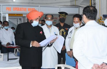 Governor Lt Gen Gurmit Singh (Retd) inspecting the BD Pandey Government District Hospital, Nainital.